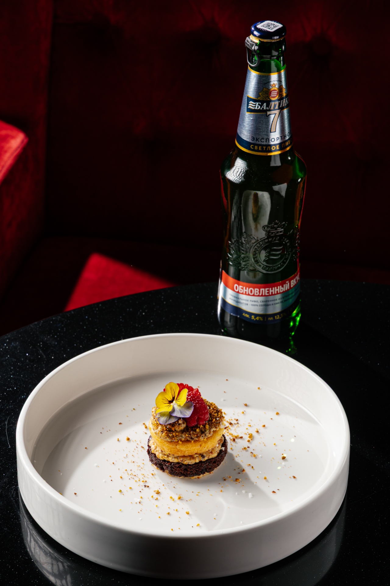 Шоколадный бисквит с карамелью и фисташкой.jpg